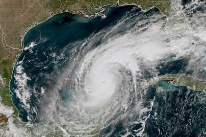 El huracán Milton impactó en la costa oeste de Florida, cerca de Tampa Bay. (NOAA vía AP)