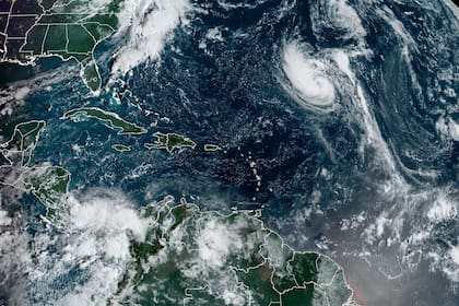 El huracán Nigel se encuentra a unos 1400 kilómetros al este de Bermudas