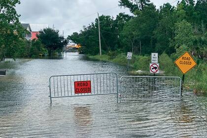 Varias calles han sido cortada al tránsito por el avance del agua