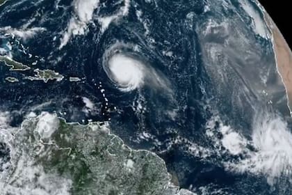El huracán Sam es de categoría 4 y está atravesando el Océano Atlántico; un drone especial logró filmar un video desde su interior