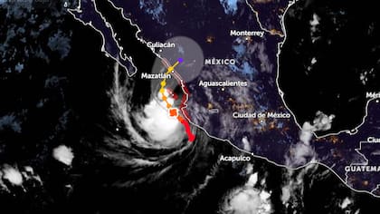 El huracán Simón avanza como categoría 3 frente a México y prevén un giro a tierra que no tocará EE.UU.