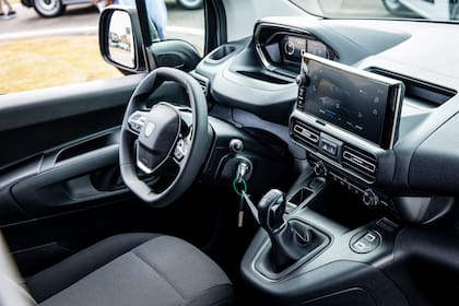 El i-Cockpit de Peugeot combina tablero digital, volante multifunción y una pantalla táctil de 10 pulgadas compatible con Android Auto y Apple CarPlay.