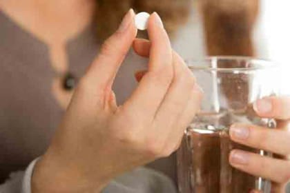 El ibuprofeno igual que el paracetamol está indicado para la fiebre y el dolor, pero además es un antiinflamatorio.