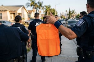 El arsenal de nuevas herramientas que usa el ICE para rastrear y deportar inmigrantes