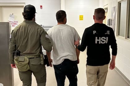 El ICE arrestó a uno de los 100 más buscados en El Salvador en cooperación con el Uscis y otras agencias federales