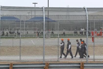 El ICE busca nuevos centros de detención en California para cubrir la creciente demanda de camas en la región