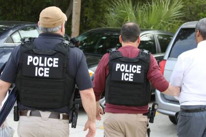 El ICE detuvo a un migrante que quedó atrapado en un letrero de un negocio en Texas