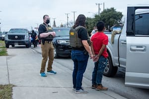 Las nuevas formas con las que ICE puede rastrear migrantes: así localiza teléfonos con torres falsas