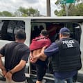 La CBP baja sus arrestos migratorios en la frontera, pero el ICE avanza con cifras récord