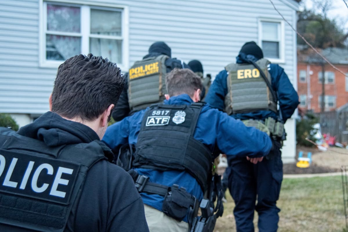 El ICE habilita a sus agentes a entrar en casas de migrantes sin una orden judicial