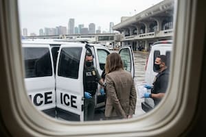 Confirmado por el ICE: arrestan a hija de un general cubano por vencimiento de visa