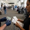 El dato que revela cómo el ICE encuentra inmigrantes en los aeropuertos con más de 1200 arrestos