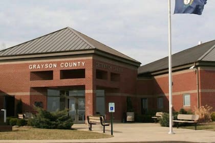 El ICE inició un plan para reconvertir 23 grandes depósitos industriales en centros de detención