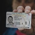La norma sobre la licencia de conducir y validez con la que el ICE detiene inmigrantes en carreteras