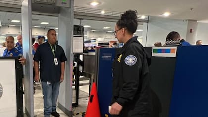 El ICE podría sumarse a los controles en el aeropuerto de Miami, según informó Tom Homan