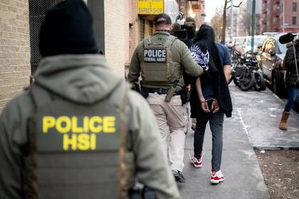 El ICE realizó arrestos en Manhattan y el Bronx en operativos encabezados por la secretaria de Seguridad Nacional