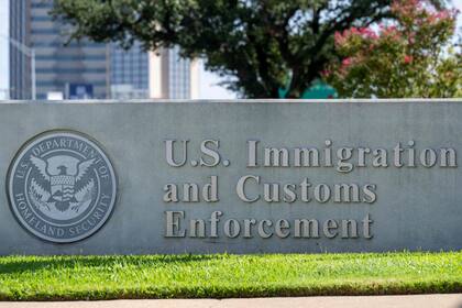 El ICE reflotó una ley de 1996 para presionar a los migrantes a autodeportarse