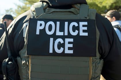 El ICE tiene bajo custodia a una mujer detenida en un aeropuerto y podría deportarla