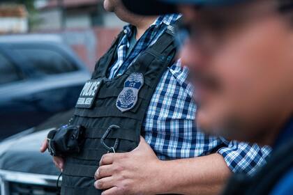 El ICE trabaja estrechamente con la Casa Blanca para operar una comunicación mediática en redes sociales y viralizar el contenido de las redadas