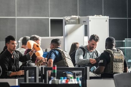 El ICE utiliza información proporcionada por la TSA para identificar y localizar a las personas en los aeropuertos