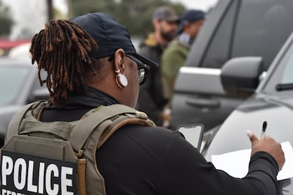 El ICE y la CBP remiten los casos de asilo defensivo a un juez de inmigración, quien determina si procede la protección o la deportación