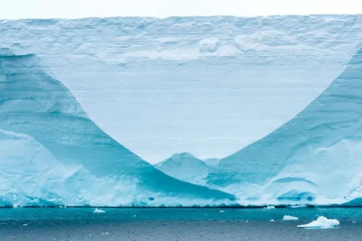 El iceberg A-68, como se lo denominó, se había embarcado en lo que sería una odisea épica de 3 años y medio que lo llevaría desde el hielo marino antártico hasta una isla remota en el Océano Austral