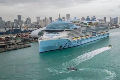 El Icon of the Seas de 20 cubiertas cuenta con siete piscinas, seis toboganes y más de 40 restaurantes, bares y salones