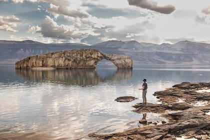 El icónico arco sobre el Lago Posadas.