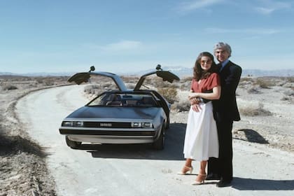 John DeLorean junto al auto que creó