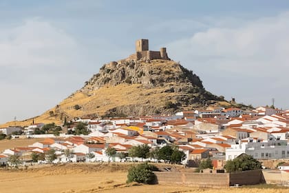 El ícónico Castillo de Bélmez es visible desde cualquier ángulo, ya que se asienta sobre un alto afloramiento rocoso de piedra caliza.
