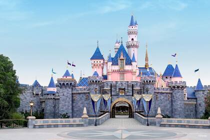 El icónico castillo de Disneyland, en Anaheim, California