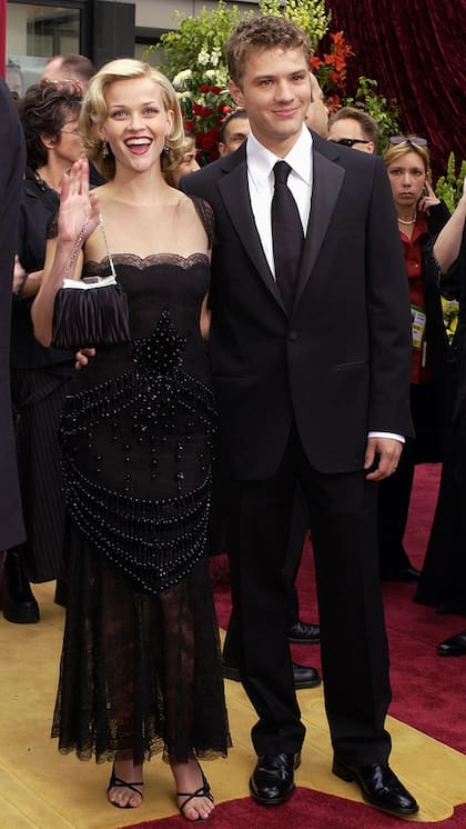 El icónico diseñador vistió a Reese Witherspoon para su debut en los premios Oscar de 2002. Para esta ocasión especial, Valentino creó un diseño con aires de los años 20