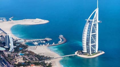 El icónico edificio de Dubái que asemeja su diseño a la vela de un barco
