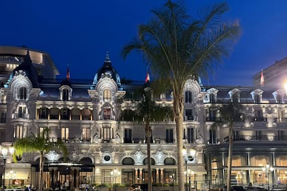 El icónico Hotel de París en la Plaza del Casino en Mónaco