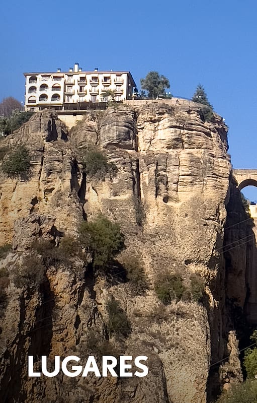 el icónico puente en los acantilados de Ronda