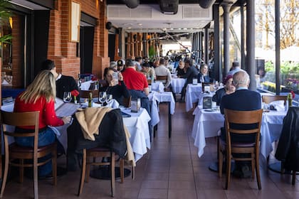 Llegó de Galicia en barco y cumplió el sueño de abrir un restaurante sobre el río