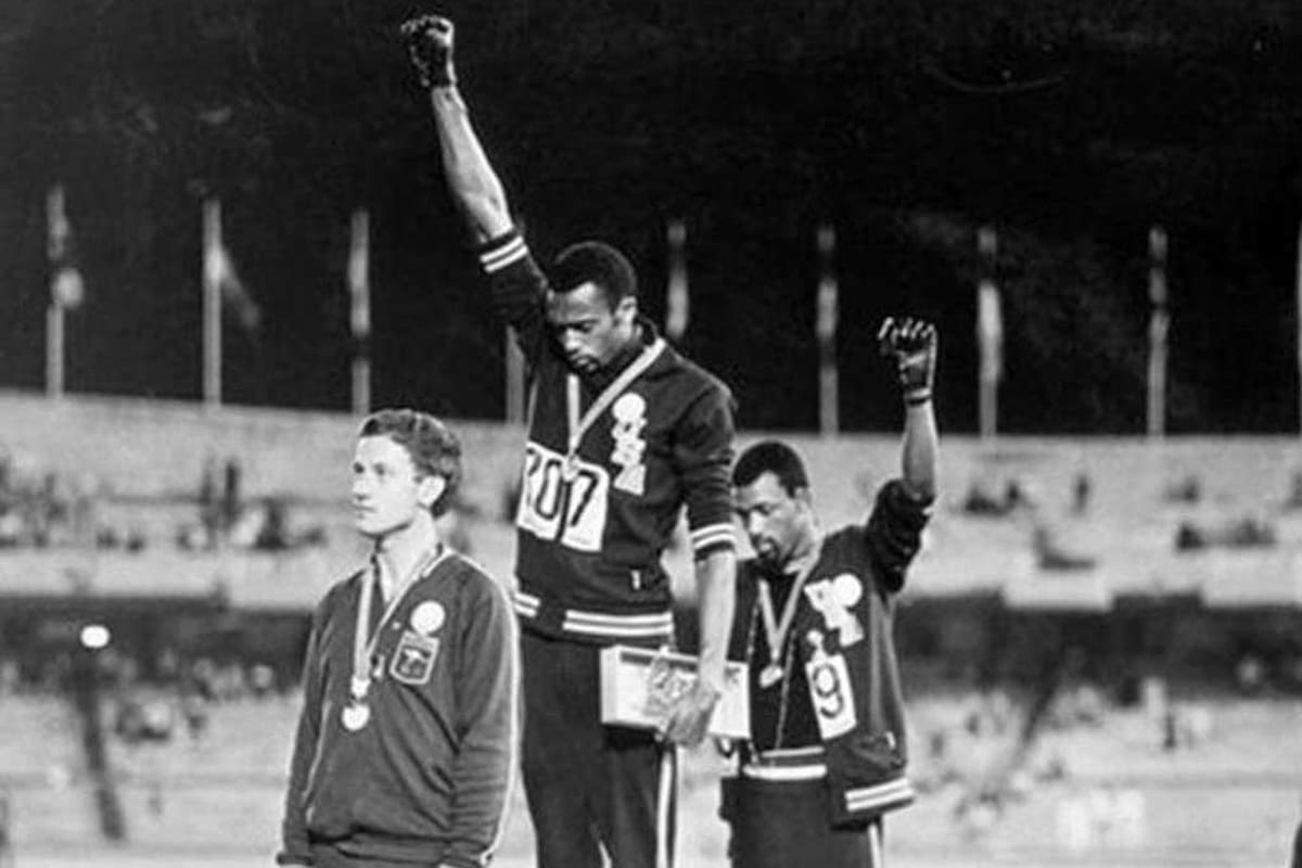 El icónico saludo de Smith y Carlos, en el podio de los 200m llanos de México 68; a su lado, el australiano Norman