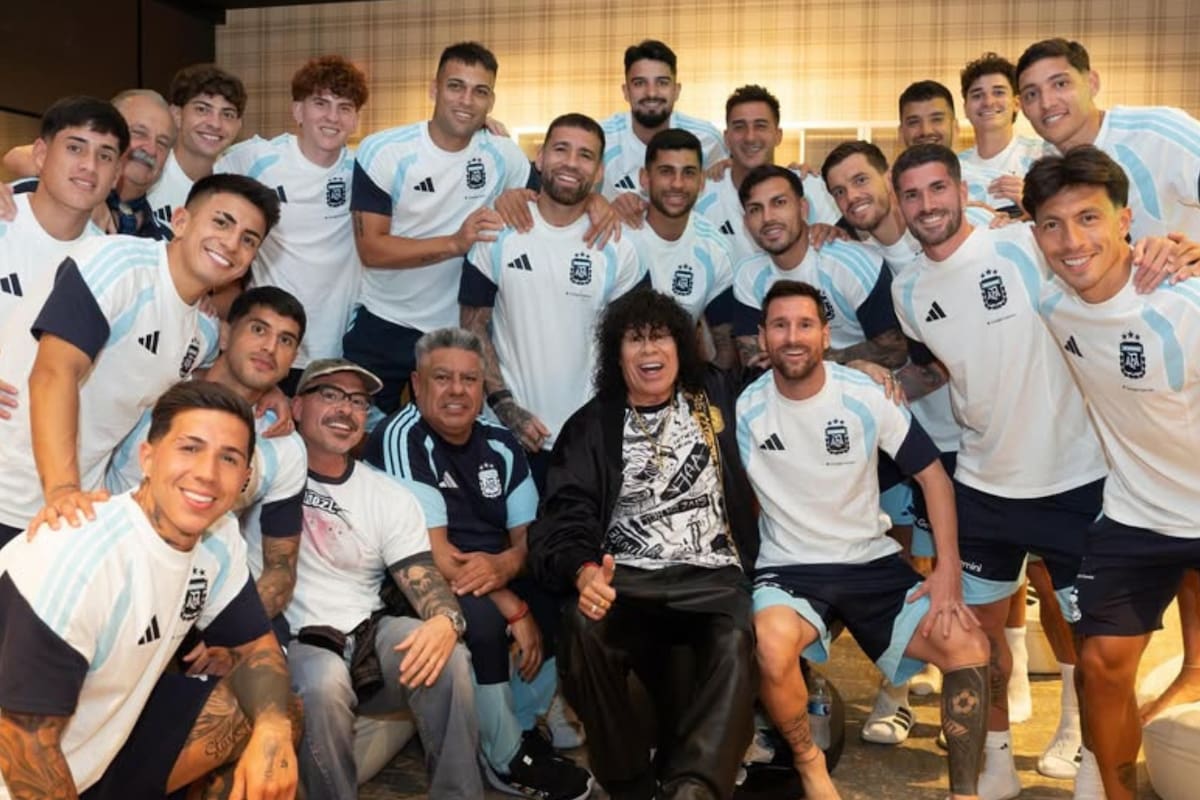 Mona Jiménez entrou na concentração da seleção argentina, fez Messi dançar e ganhou presente especial