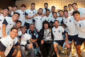 La Mona Jiménez se metió en la concentración de la selección argentina, hizo bailar a Messi y se llevó un regalo especial