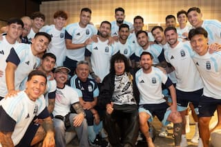 La Mona Jiménez visitó a la selección argentina, hizo bailar a Messi y se llevó un regalo especial