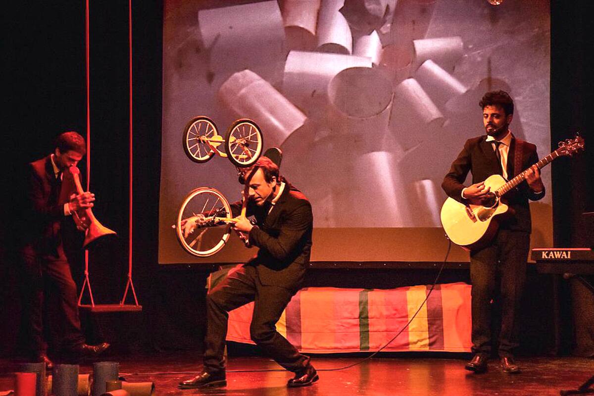 El ilustrador se anima a cantar y, mientras tanto, prepara una muestra y gana premios.