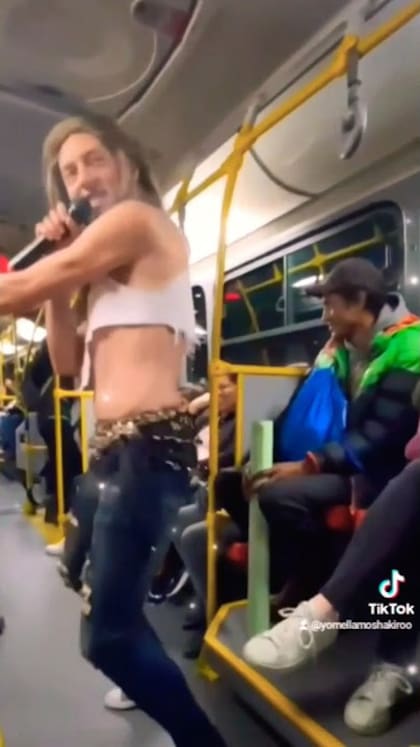 El imitador sorprende día a día a los pasajeros gracias a su carisma
