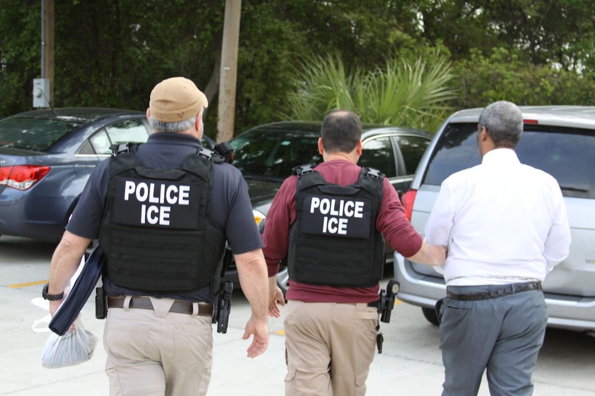 El Immigrant Defense Project señala que ha recibido reportes acerca de que el ICE ha seguido y detenido autos para arrestar a las personas