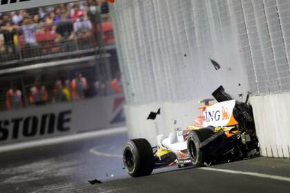 Nelson Piquet Jr. estrella el auto contra el muro en la Curva 17 del circuito callejero de Marina Bay y con su accidente promueve la estrategia que pidió Flavio Briatore, el entonces jefe de Renault