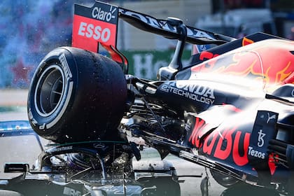 El impactante accidente sin consecuencias físicas graves que protagonizaron Lewis Hamilton (Mercedes) y Max Verstappen (Red Bull Racing) en el circuito de Monza enciende las alarmas en la Fórmula 1
