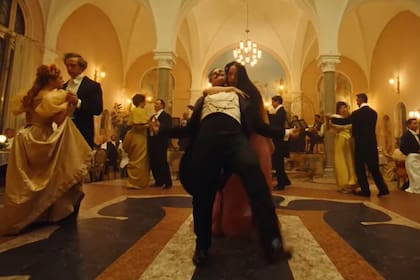 El impactante baile en un salón de Lisboa entre Emma Stone y Mark Ruffalo, protagonistas del galardonado film Pobres criaturas