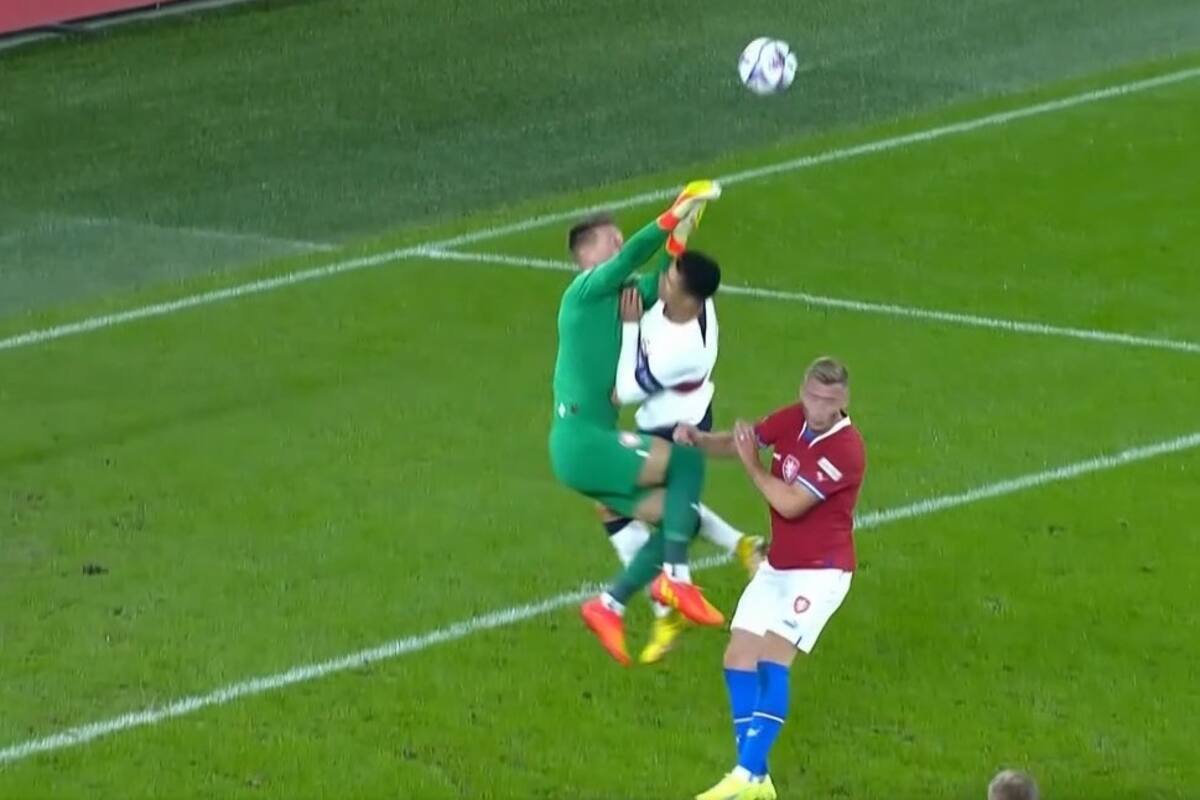 El impactante choque entre Cristiano Ronaldo y el arquero de República Checa