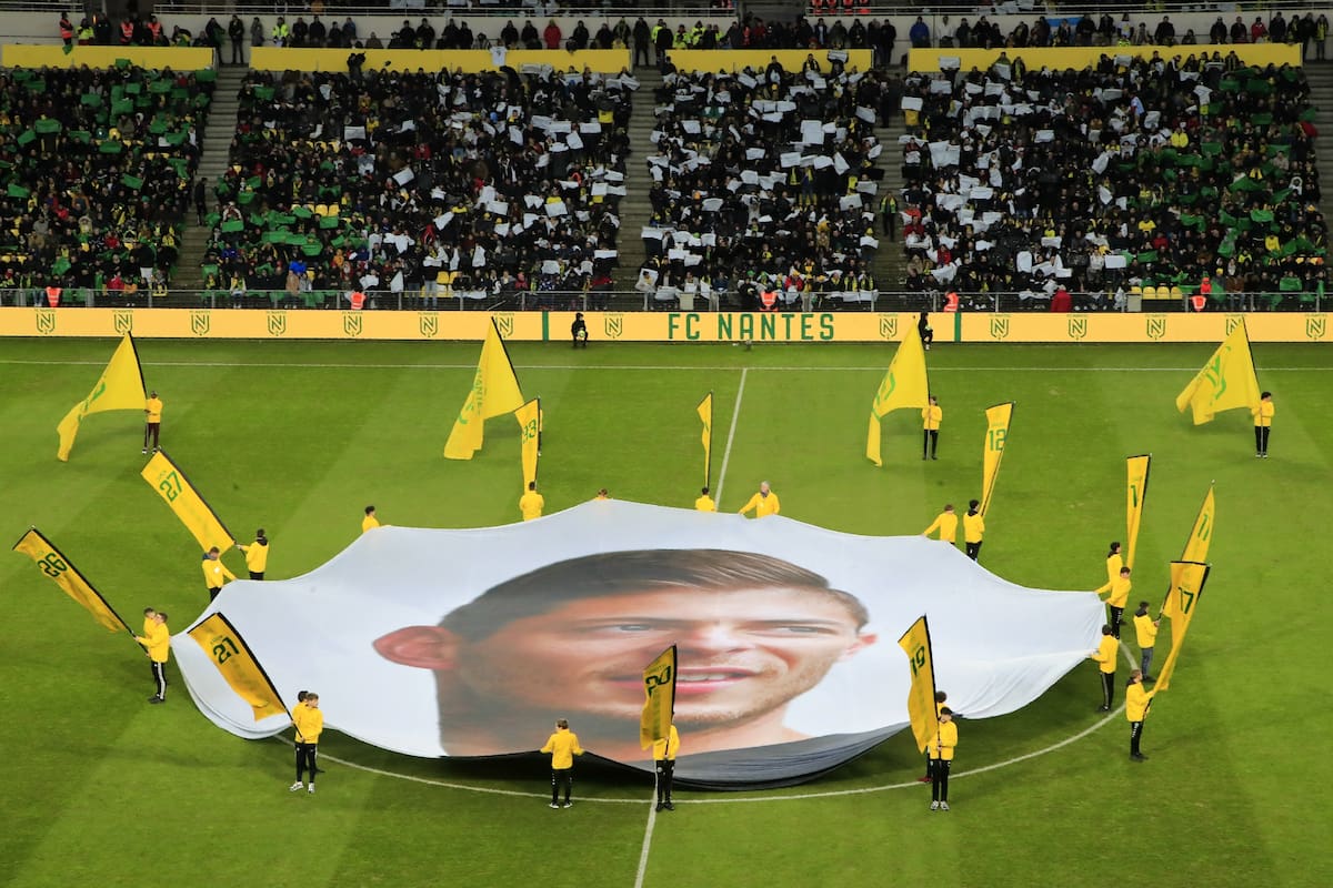 El impactante lienzo con el rostro de Emiliano Sala, desplegado en el centro del campo de juego del estadio La Beaujoire, antes del duelo entre Nantes y Bordeaux