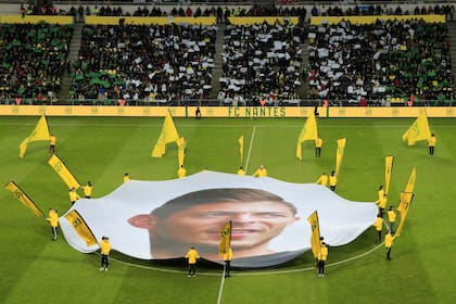El impactante lienzo con el rostro de Emiliano Sala, desplegado en el centro del campo de juego del estadio La Beaujoire, antes del duelo entre Nantes y Bordeaux