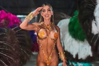 El impactante look de Muri, la esposa de Lisandro Martínez, que sorprendió en el carnaval de Gualeguaychú: “Representando a la Selección”